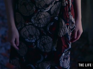La fille droite est les yeux bandés et contraint par lesbiennes avant d'orgasmes