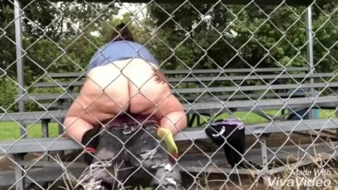 Bbw chevauche une BBC dans un parc public