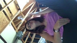 车库 Prt3 中的热门青少年 Smokin