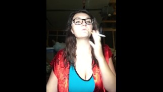 热青少年吸烟和脱衣