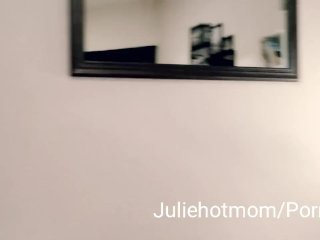 ma belle-mère donne une leçon de pipe à son amie avec  screenshot number 0