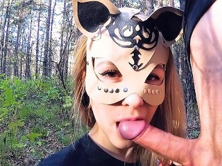 Красивая русская школьница дрочит и сосет в лесу. Публичный минет