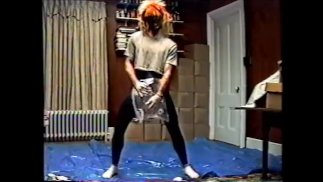 черные колготки и маска с укороченным топом на воздушной подушке качества VHS 1990-х годов