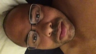 Наслаждаюсь сольным сексом. и мастурбирует