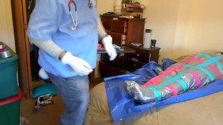 Мумификация клейкой лентой во время подгузника