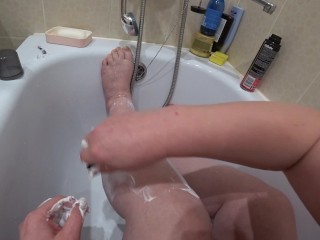 お風呂の熟女は太い脚を剃った。POVとASMR。