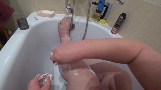 Milf nella vasca da bagno rasato gambe spesse. POV e ASMR.