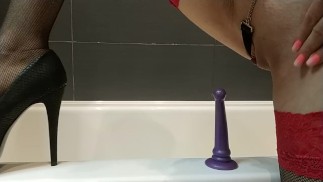 性感的妻子在浴缸里玩肛门，肛门塞