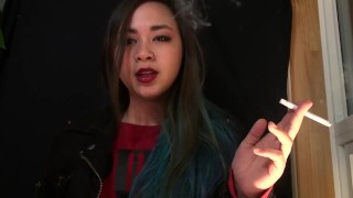 Filles Fumeuses fétichiste jette des cendres sur vous - MissDeeNicotine