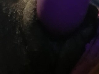 Негр играет с киской