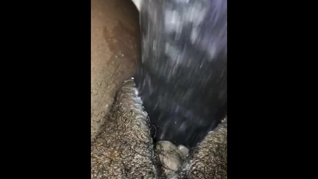 Крупным Планом Негр Толкает 9-Дюймовый Фаллоимитатор В Волосатую Киску