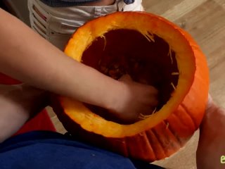 Pumpkin fuckin' leads to sex with hot babe! screenshot number 1
