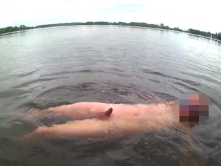 Рискованное голышом купание на открытом воздухе в озере с мягким членом (без спермы)