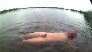 Рискованное голышом купание на открытом воздухе в озере с мягким членом (без спермы)