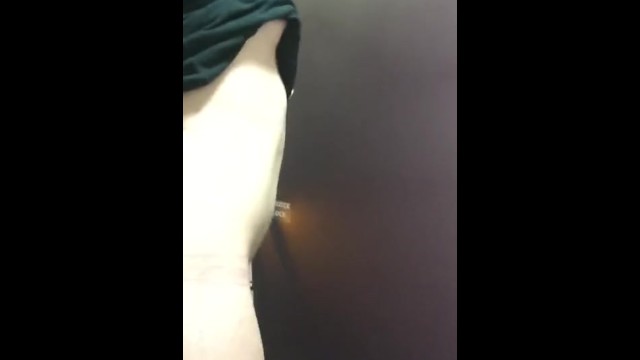 電車の中で角質のtgirlジャークオフ!