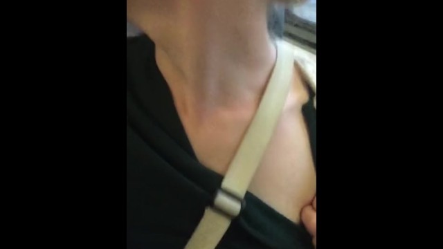 電車の中で角質のtgirlジャークオフ!
