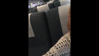 Tgirl Excitée Se Branle Dans Un Train