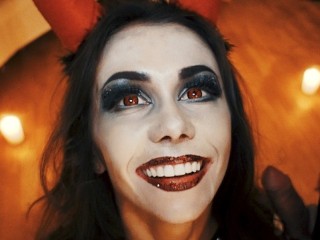 Nadržená ďáblice Ošuká Kostlivce. Halloween s Miou Bandini