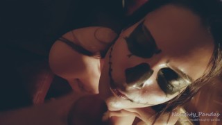 ハロウィーンの夜のアマチュアセックスホット乱雑なシーン