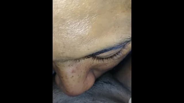 Поедая эту puSSee***, папочка сосет ее, как суп !!