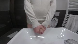 Джей Лейн быстро играет и кончает в раковину