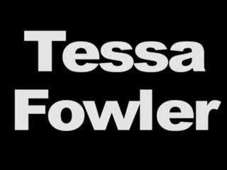 Young Tessa Fowler Faire une bande sexy taquiner
