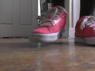 Гигантские кроссовки Unaware