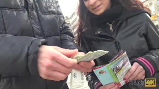 HUNT4K的。男子在相机上记录了他如何捡起放荡的黑发