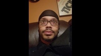 Она сказала, что является поклонницей моей старой страницы, поэтому одной рукой все еще посылает за мной.