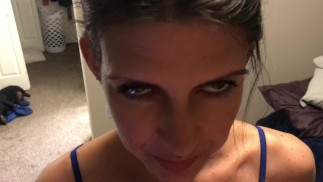 Domowe POV MILF obciąganie twarzy przed snem