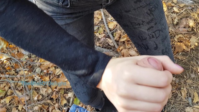 18 old year Brunette gives a blowjob and swallows cum in park