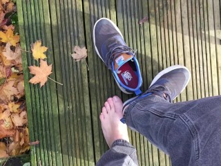 Andando Descalço Em Autumn Deixa