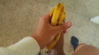 Me pajeé la polla con cáscara de plátano Rionia