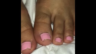 Cute Latina toont haar schattige voeten terwijl ze wordt geneukt