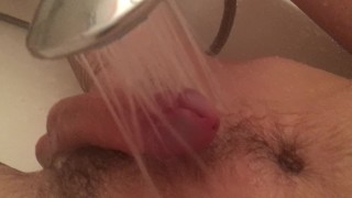 Il soffione della doccia mi ha fatto sborrare - senza mani che palpitano il cazzo