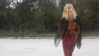 Блондинка стриптиз на общественной дороге в штанах для йоги получает топлесс мигающие сиськи