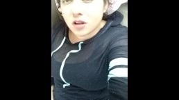 女孩在休息时在工作中自慰