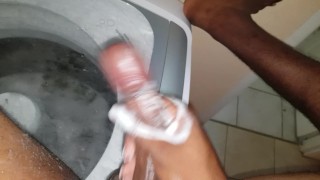 Acariciando com sabão na máquina de lavar.