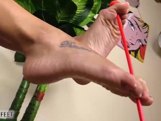 L'indiana a piedi nudi tira freccie con le dita dei_piedi