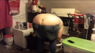 Жопа в рваных джинсах