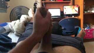 Man Masturbeert Tijdens Het Kijken Naar Porno
