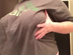 Video BBW PLAYS AND FLASHES HER TITS