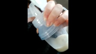 Muttermilch, Laktation, Junge Ingwer-Milf Pumpt Milch