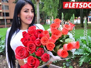 Brunette Neemt Seks over Roses #LETSDOEIT
