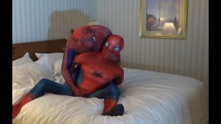 spiderman classique en chaleur domine son ennemi araignée