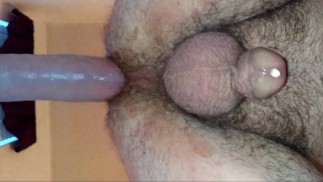 Смотрите, как моя волосатая задница испытывает множественный анальный оргазм с моим чудовищным фаллоимитатором!