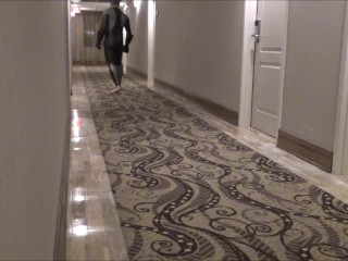 Enemigo De Traje De Neopreno Del Delfín Enmascarado Sorprende a Spiderman En Su Habitación De Hotel
