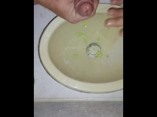 Впрыскиваю алоэ в мой член