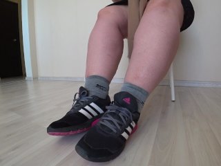 Thick legs change socks and sneakers to nylon and elegant shoes.