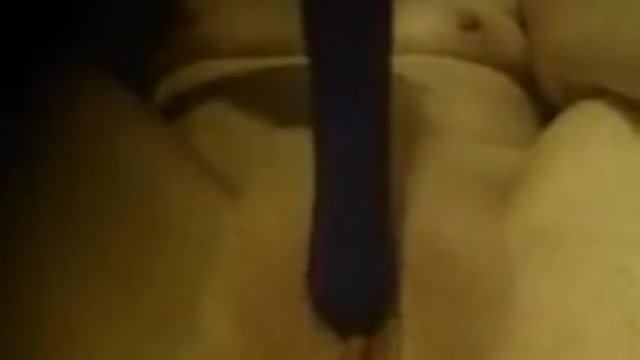 Посмотри на эту мокрую киску, наполняемую моим фаллоимитатором